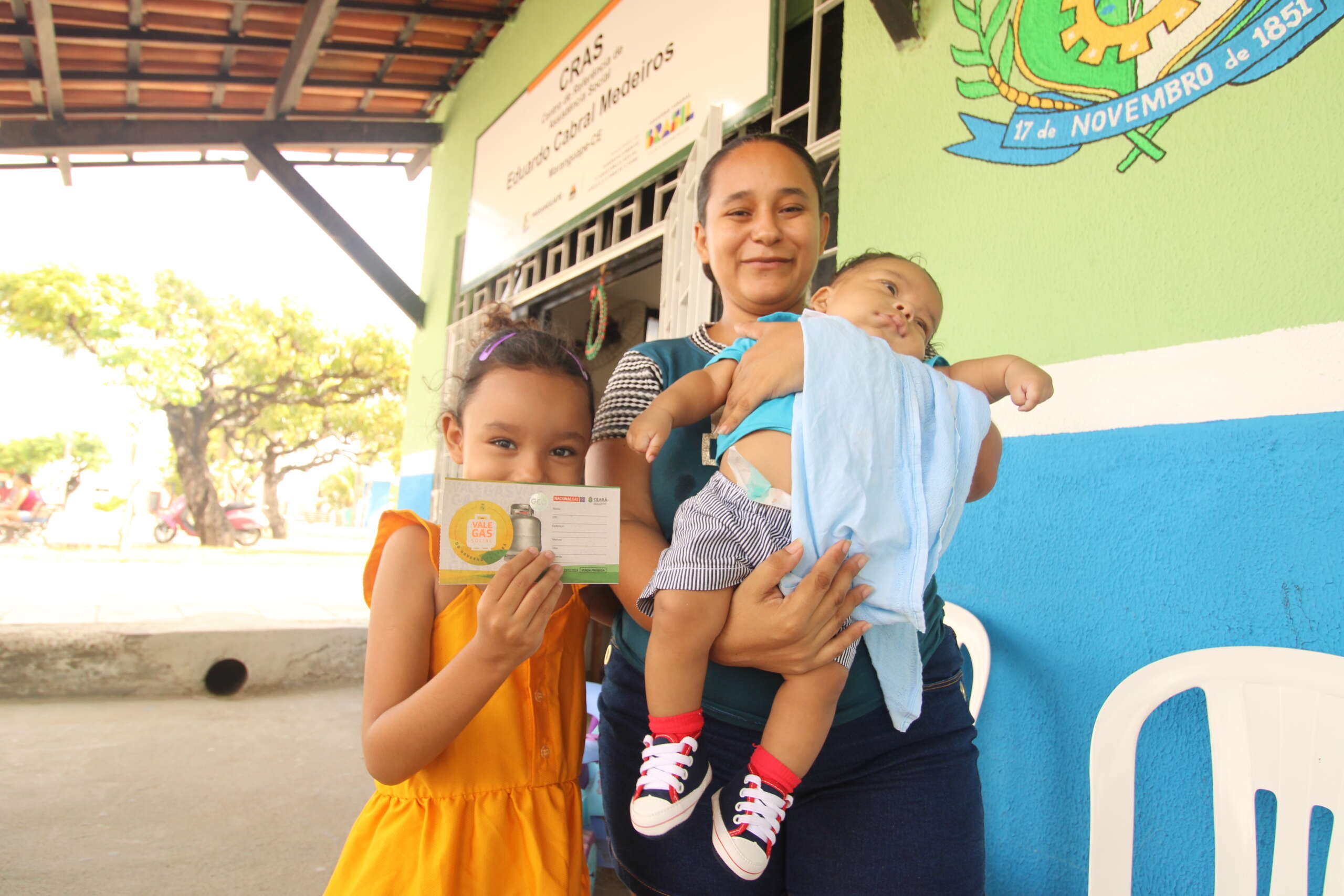 Famílias recebem tíquetes do Vale Gás Social e comemoram benefício no fim do ano