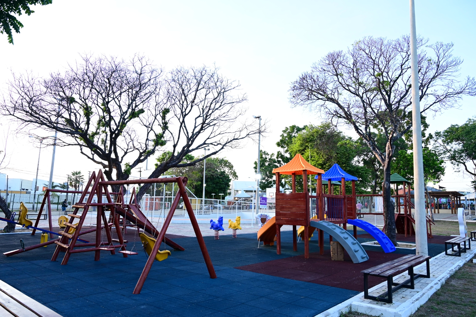 Governo do Estado inaugura brinquedopraça e academia ao ar livre em Santana do Acaraú