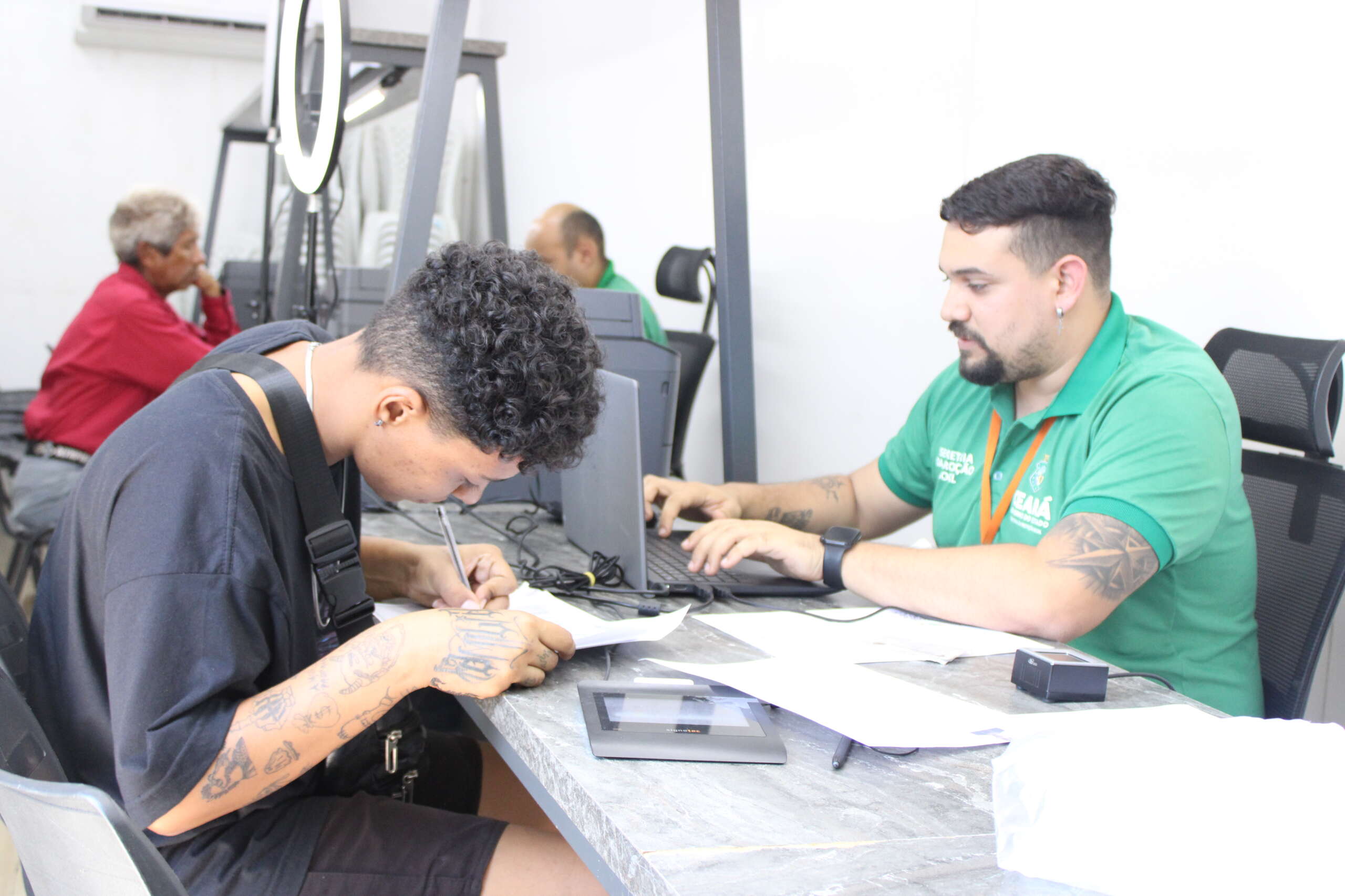 Caminhão do Cidadão leva serviços gratuitos a bairros de Fortaleza e cidades do Interior