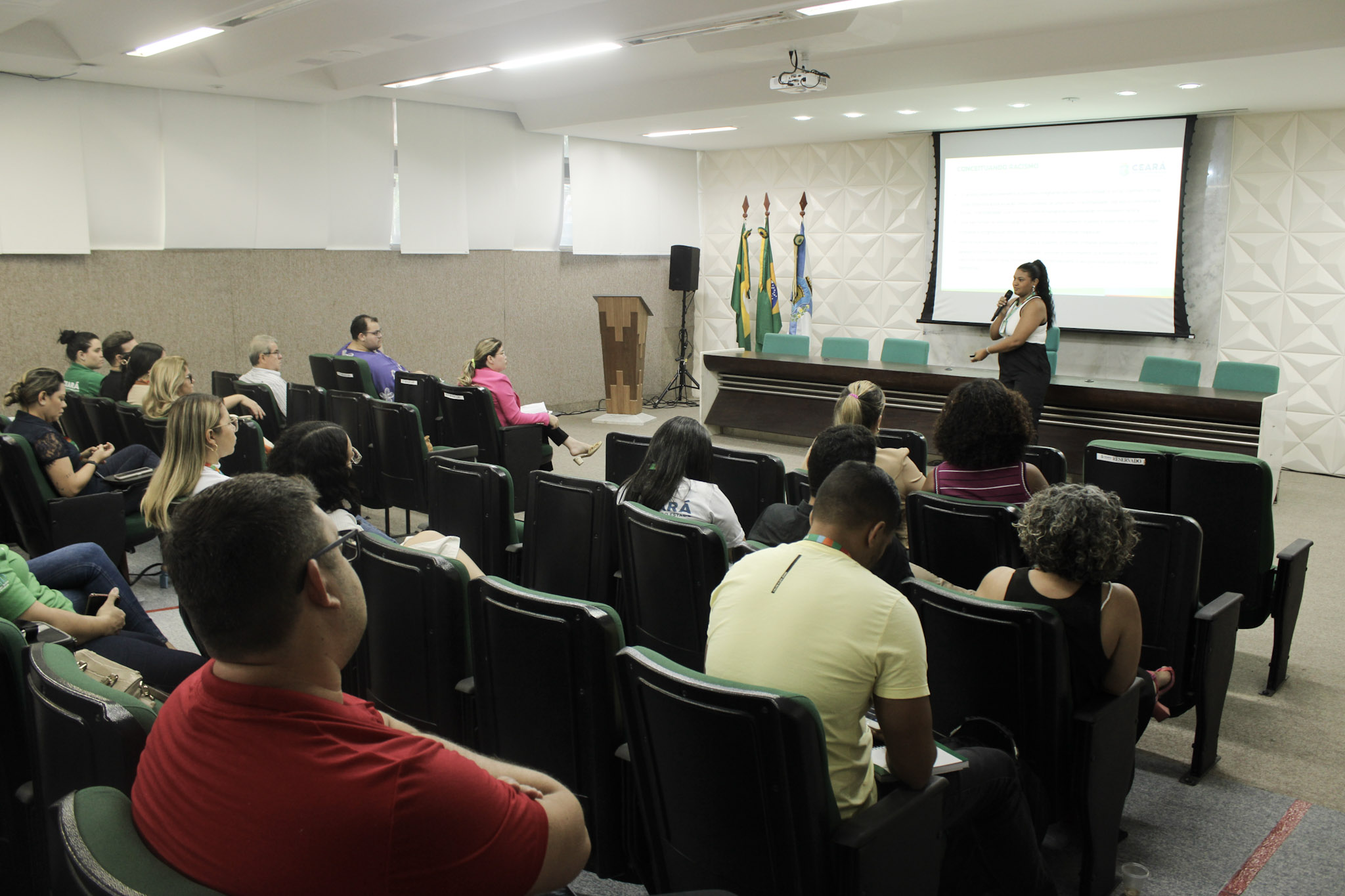 SPS e SEIR/CE promovem formação antirracista  para profissionais da assistência social