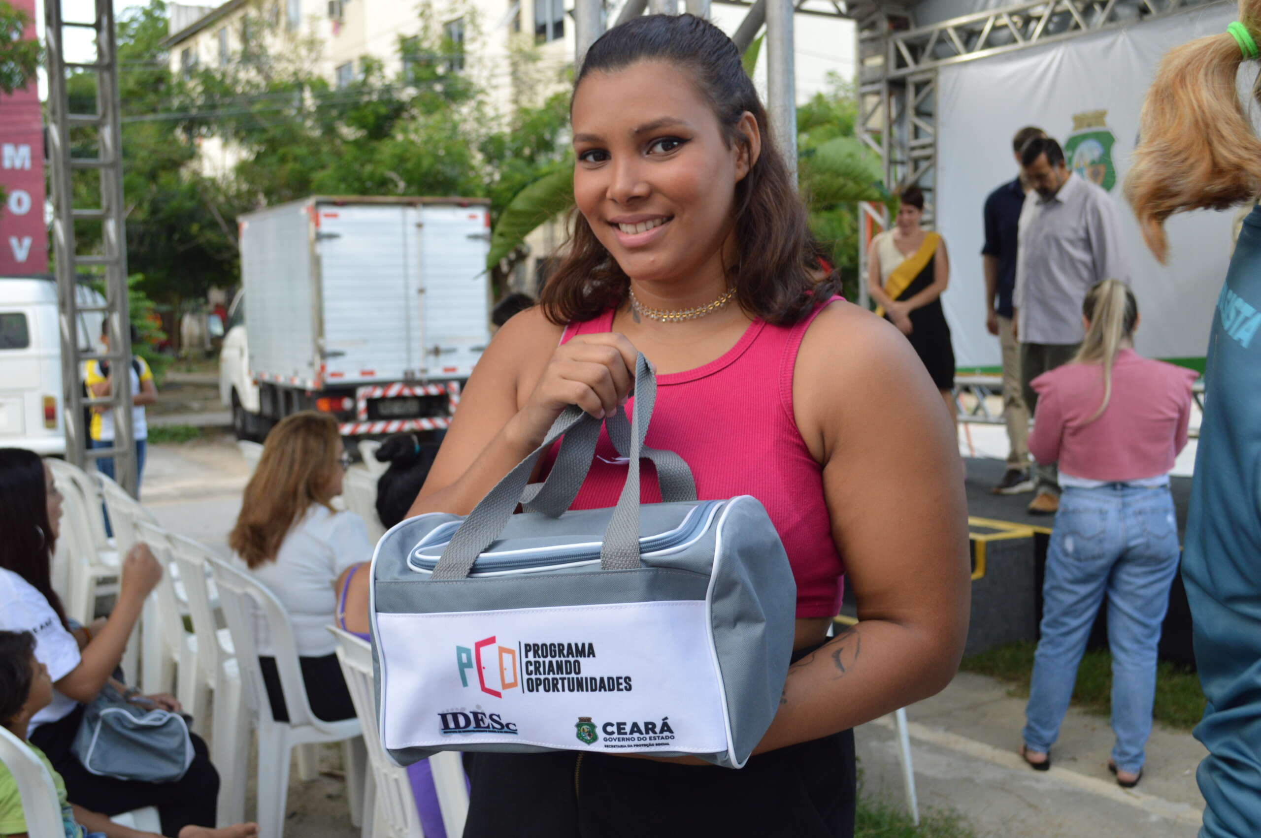 Alunos do Zona Viva Jangurussu recebem certificados e kits instrumentais de trabalho