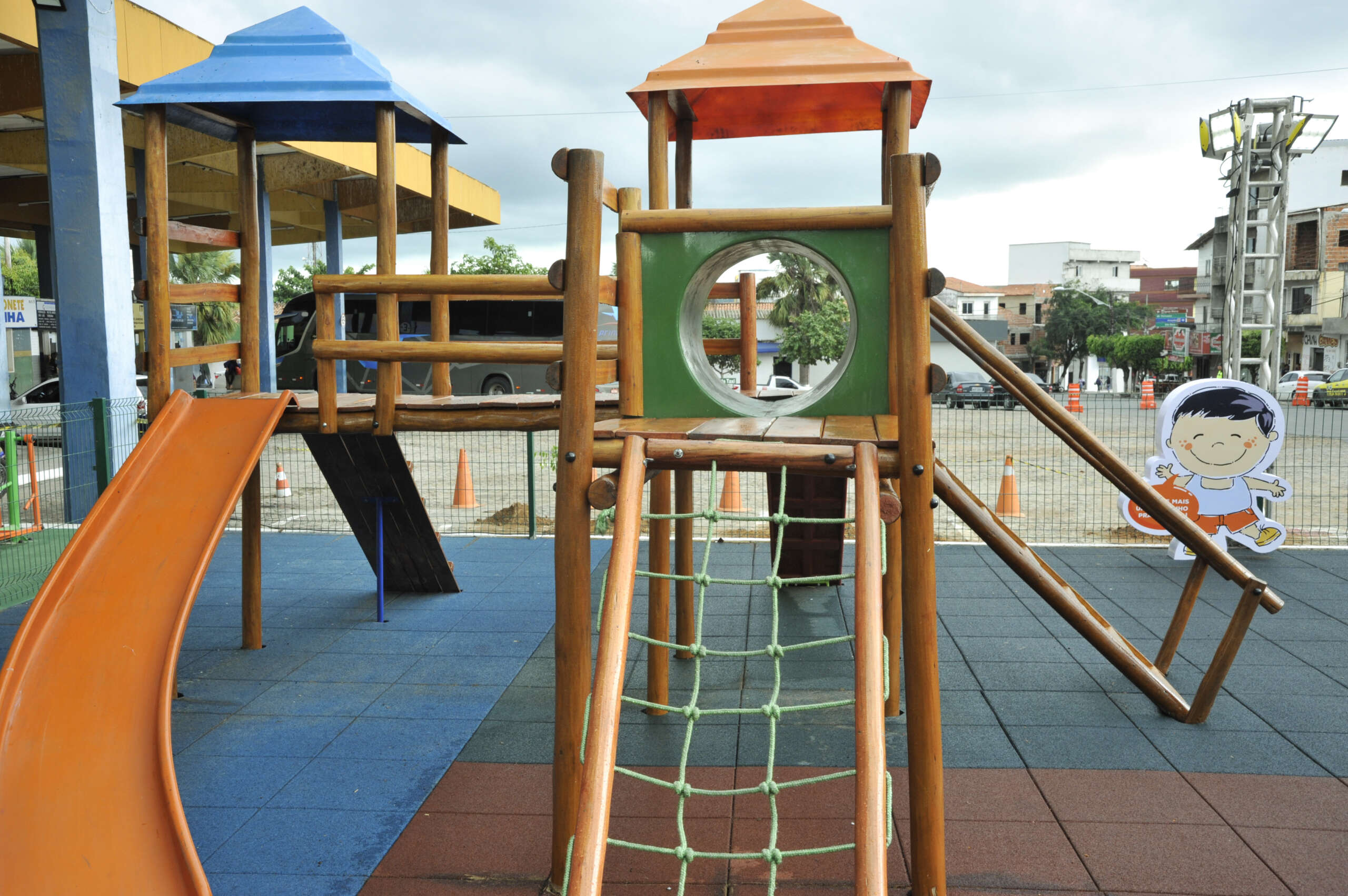 Governo do Ceará inaugura brinquedopraças em Tabuleiro do Norte e Quixeré