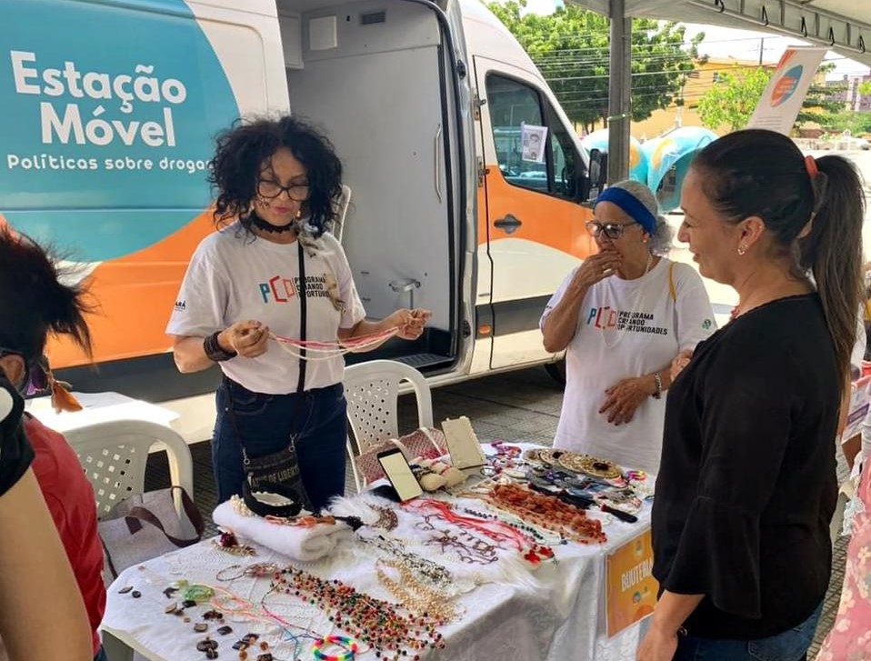 Feira de Arte na Rua comercializa produtos de população vulnerável na Praça do Ferreira