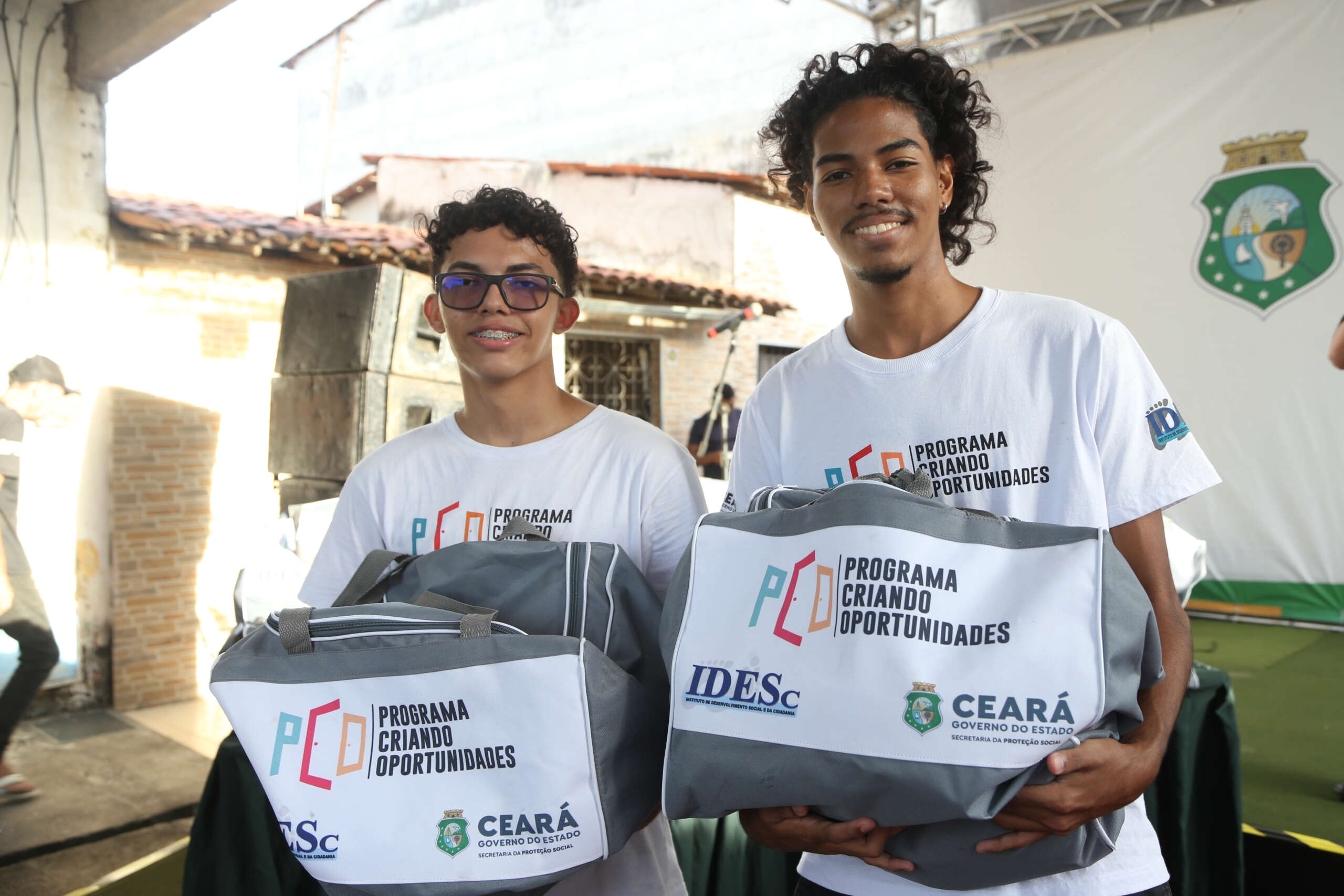 Alunos de cursos do Cariri são certificados e recebem instrumentais de trabalho