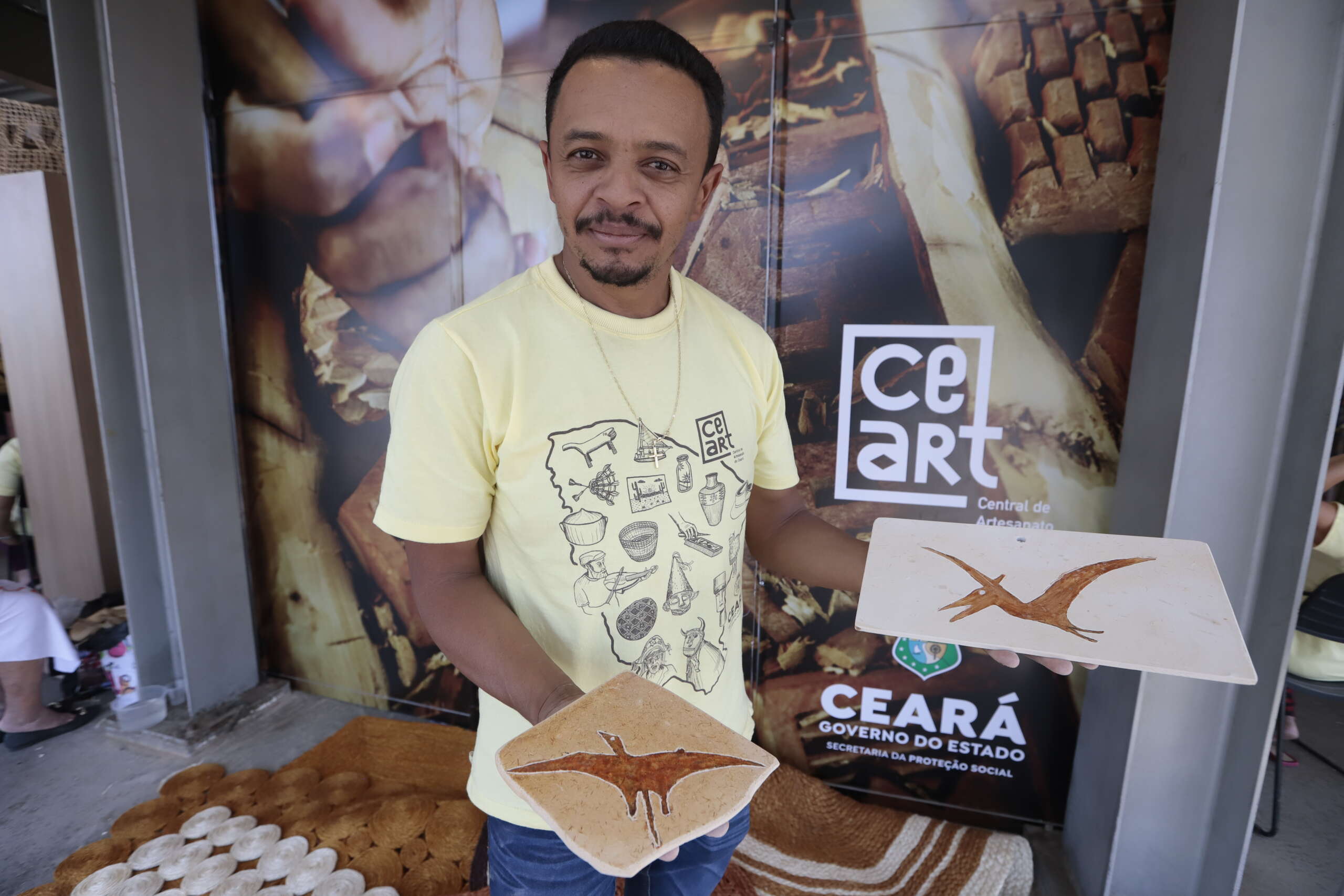 Artesão caririense inova e cria peças com resíduos da pedra Cariri
