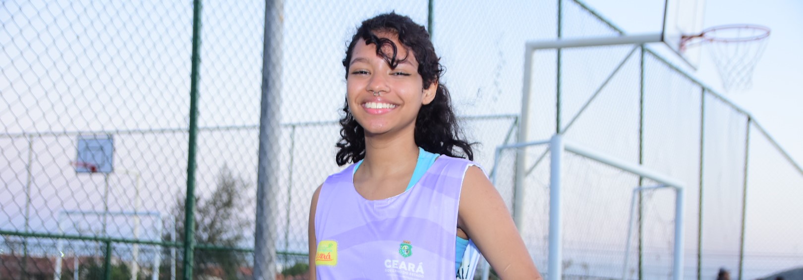 Aulas de basquete movimentam o corpo e trabalham a felicidade de jovens
