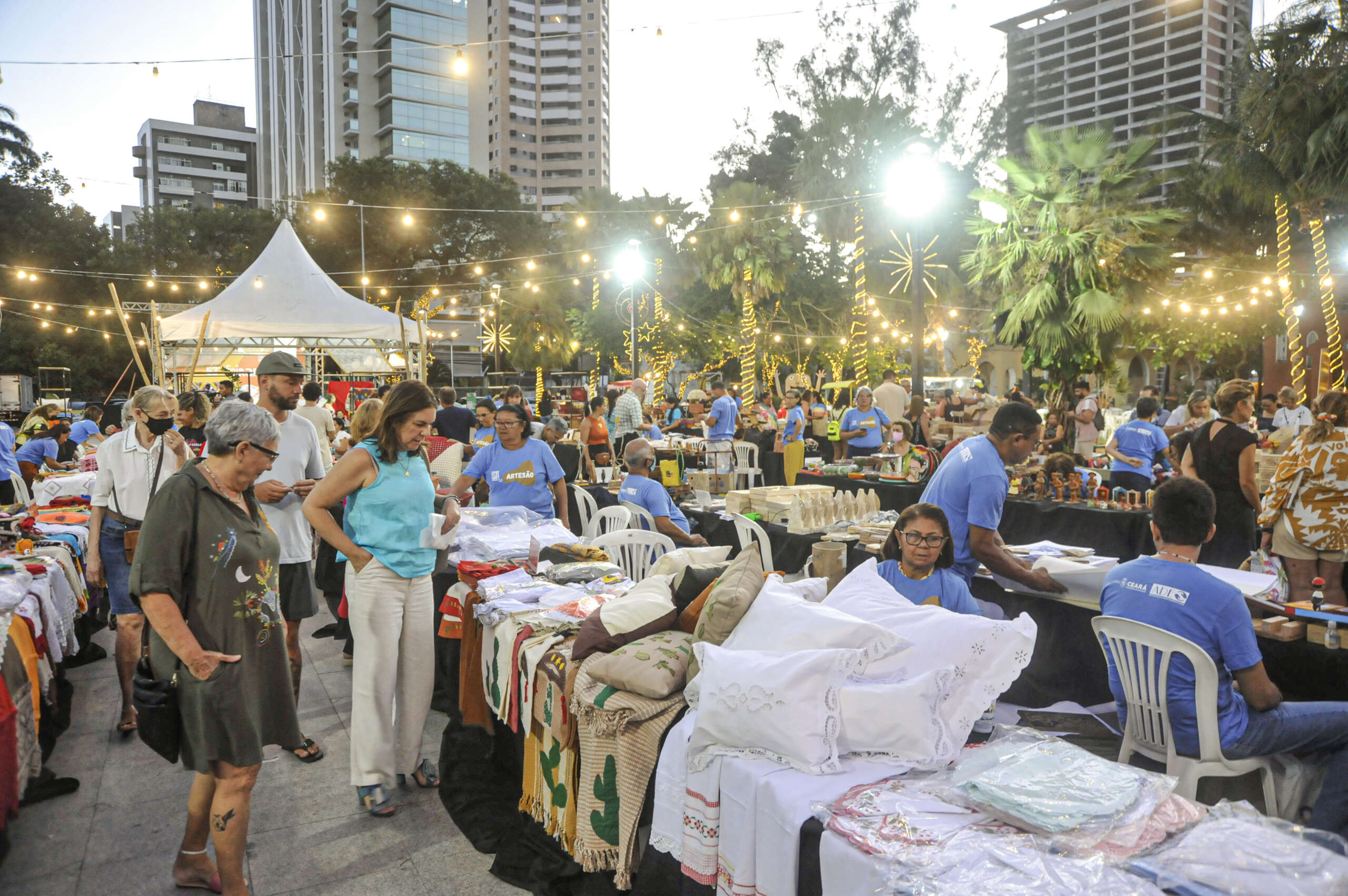 Feira de Artesanato do Ceará reúne peças de artesãos de todo o Estado, na Praça Luiza Távora
