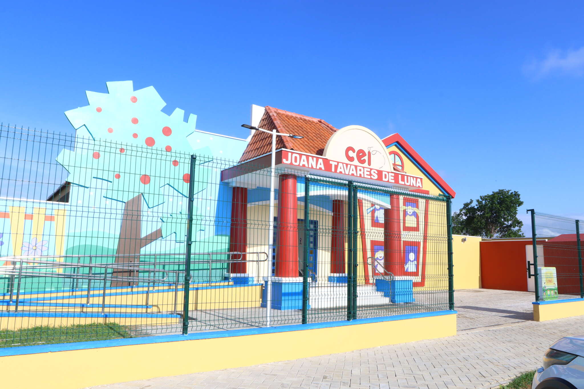 Governo do Ceará entrega Centro de Educação Infantil e Brinquedopraça para população de Aurora