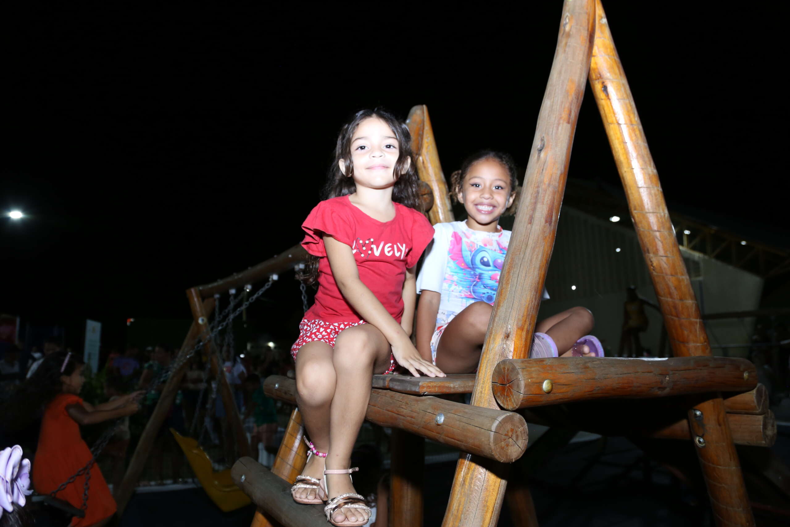 Moradores celebram inauguração de brinquedopraça em Choró
