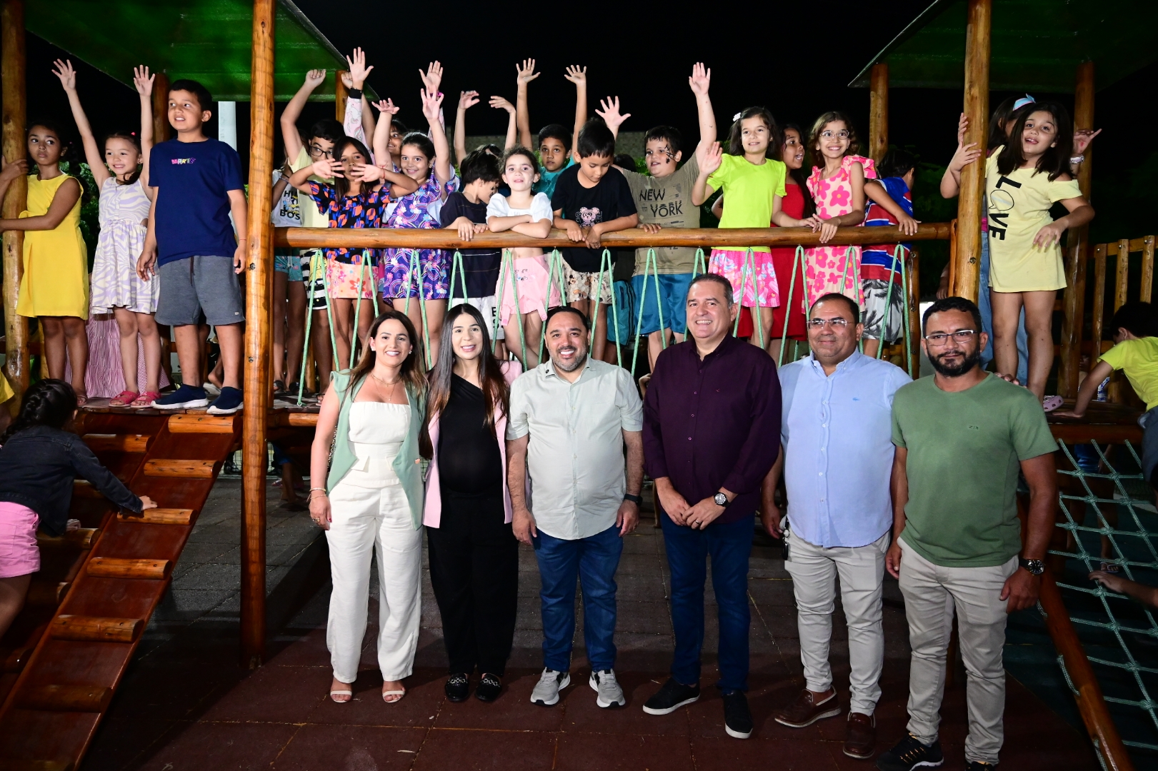 Tianguá recebe nova brinquedopraça e entrega certificados de qualificação profissional