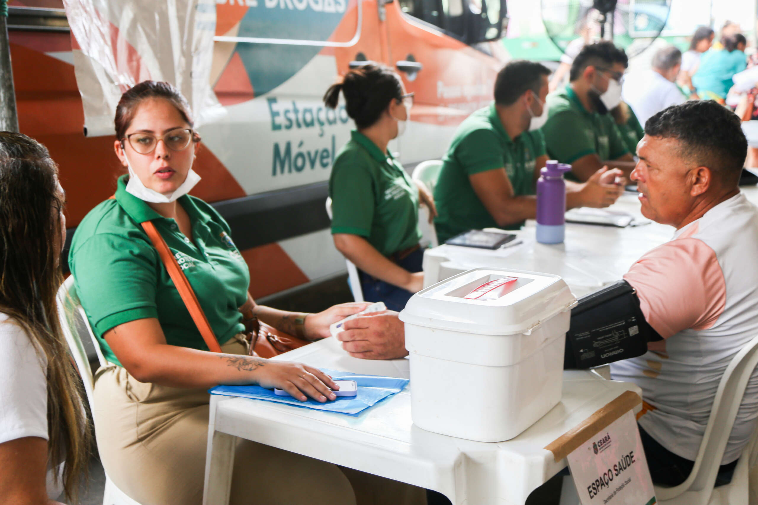 Acolher leva serviços gratuitos à comunidade do Siqueira, em Fortaleza