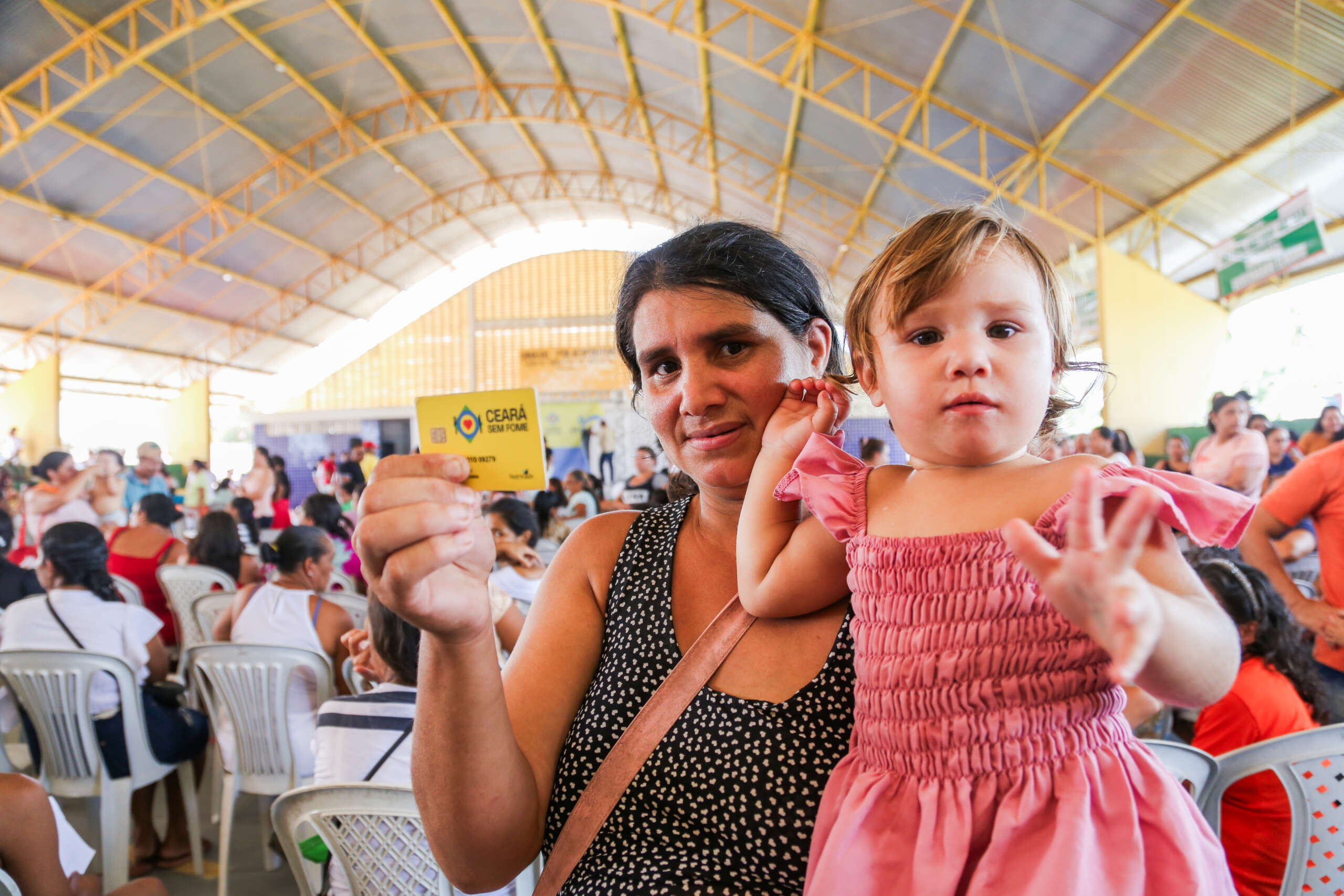 Mais de mil famílias de Itapipoca e Trairi receberam cartões do Ceará sem Fome