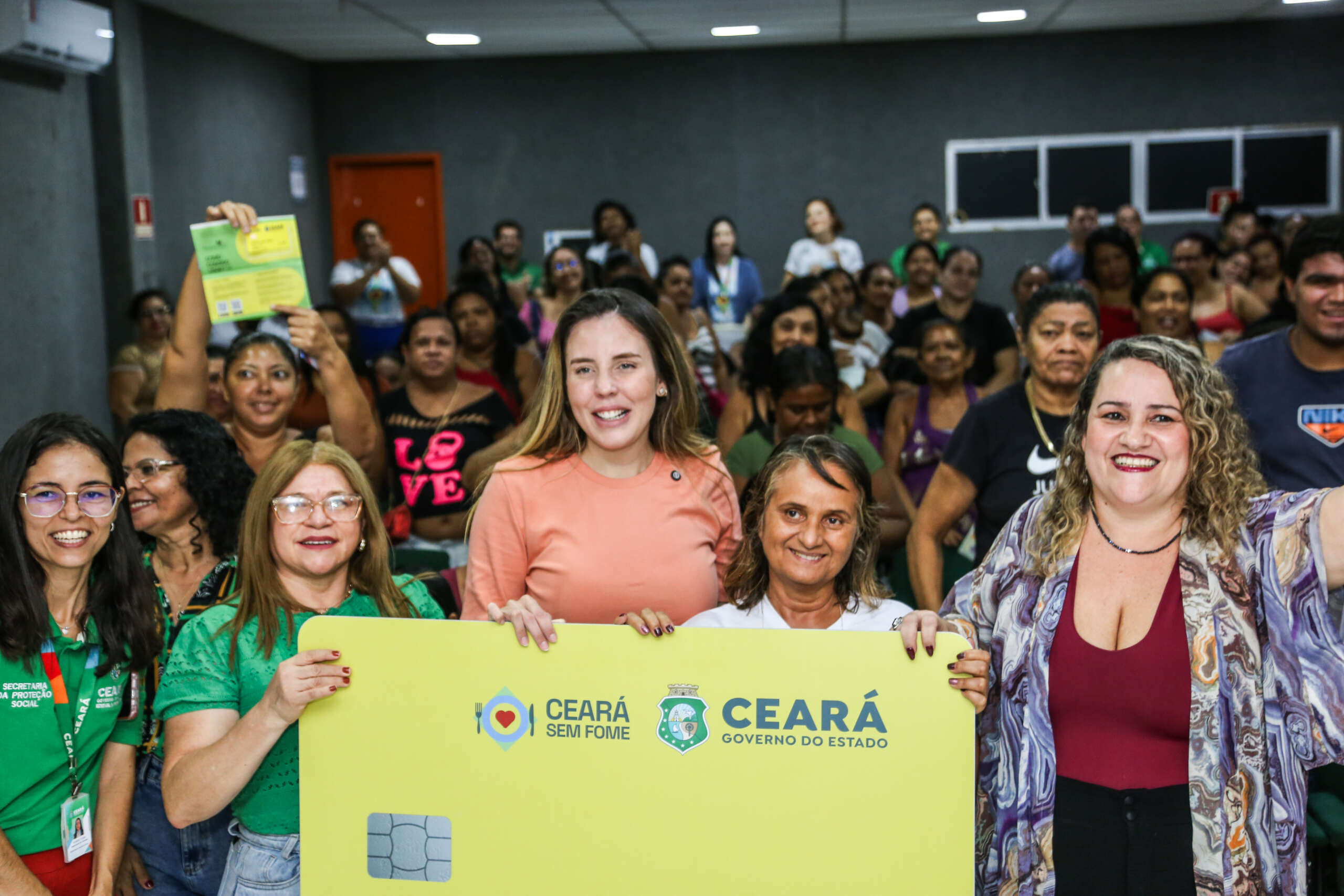 Mais de 9 mil famílias recebem cartões do Ceará Sem Fome, em Fortaleza