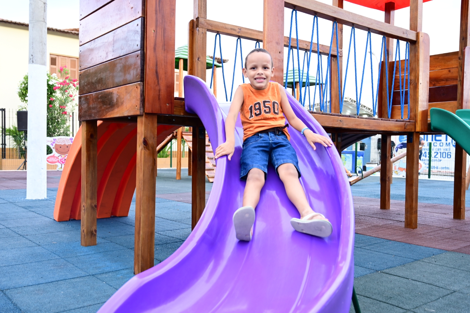 Inauguração de brinquedopraça anima infância e reúne famílias no Campo Novo, em Quixadá