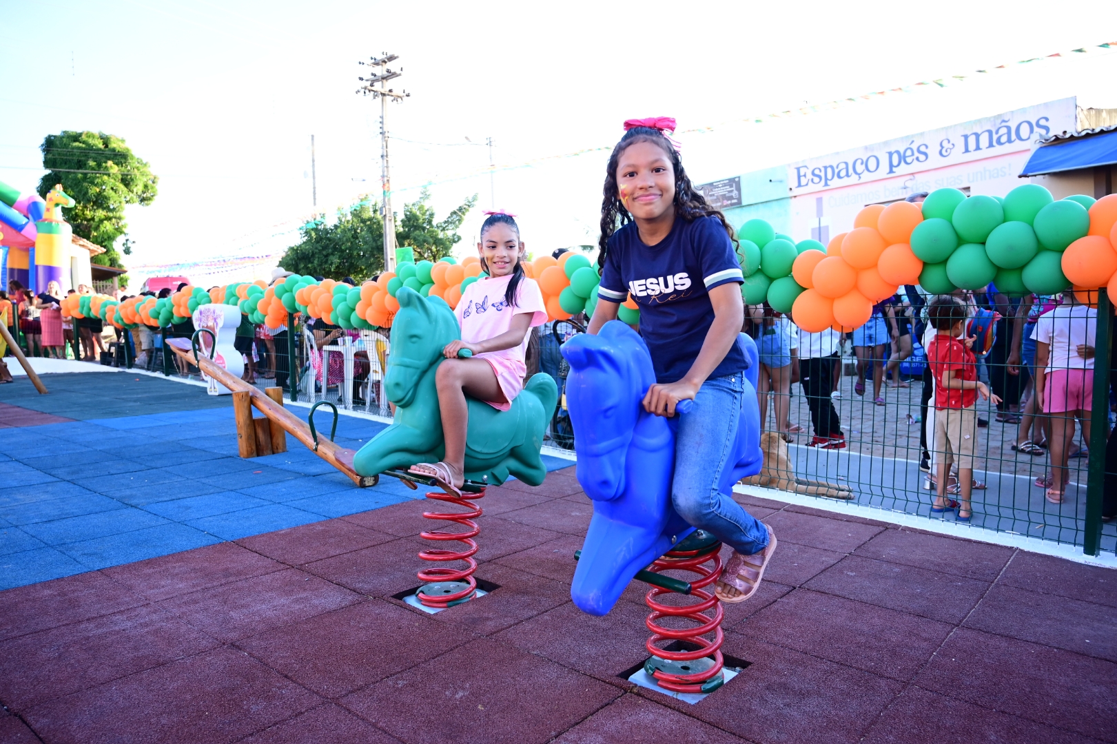 População de Milagres celebra inauguração de nova brinquedopraça