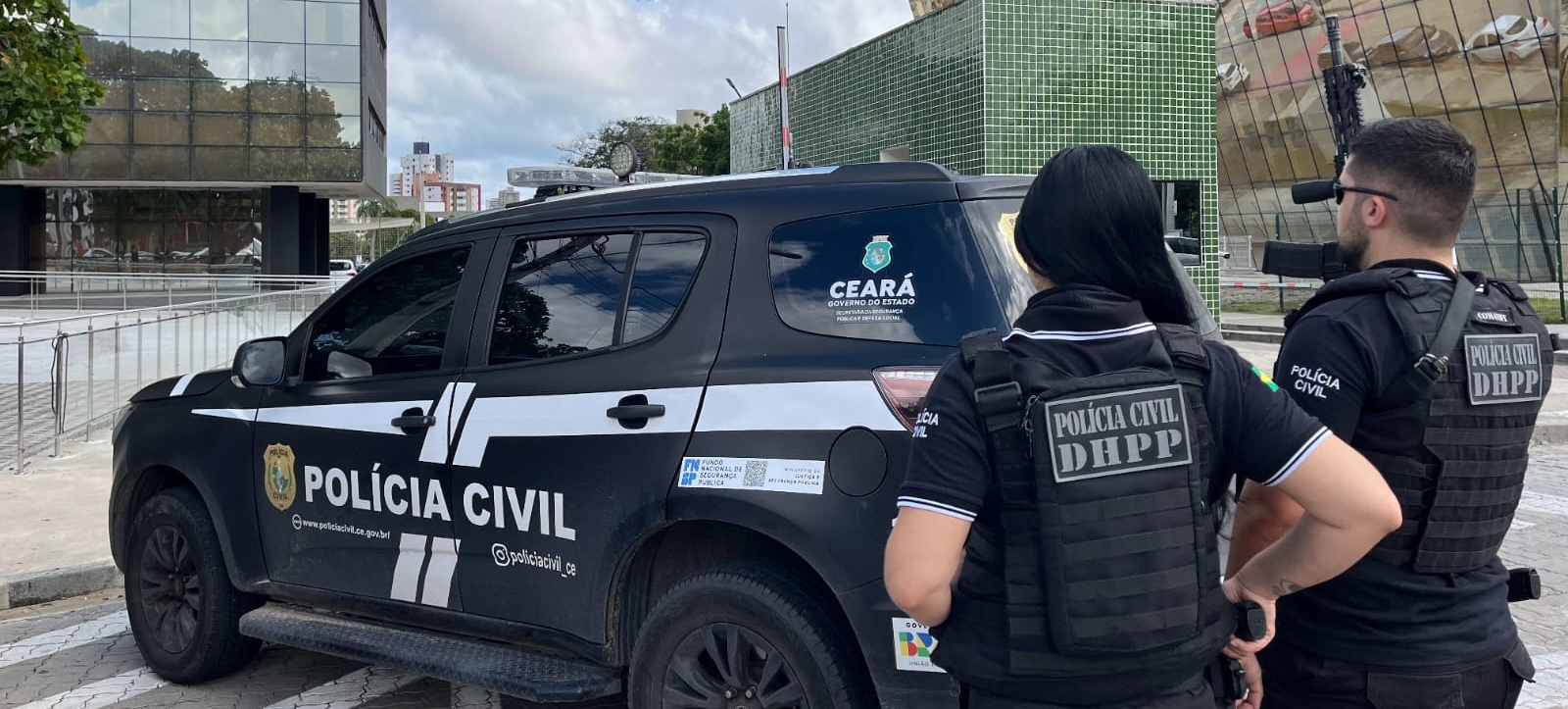 Homem é preso em flagrante com três armas de fogo e mais de 100 munições em Fortaleza