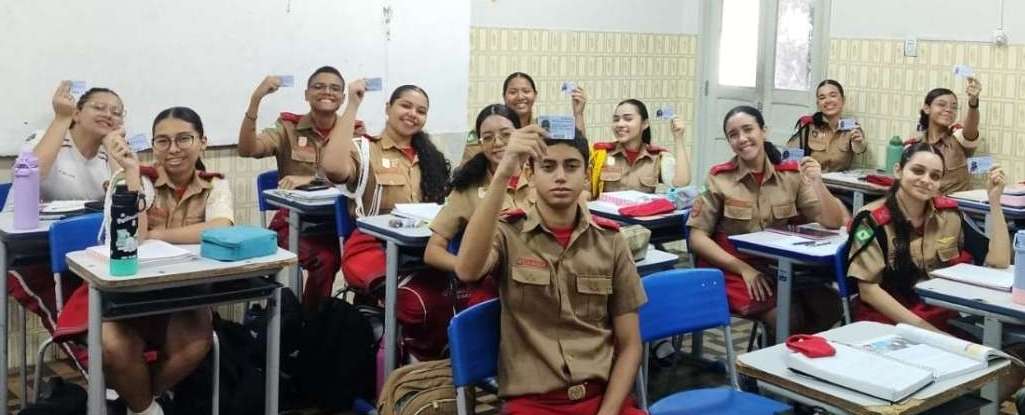 Alunos do Colégio Militar do Corpo de Bombeiros Escritora Rachel de Queiroz recebem nova carteira estudantil