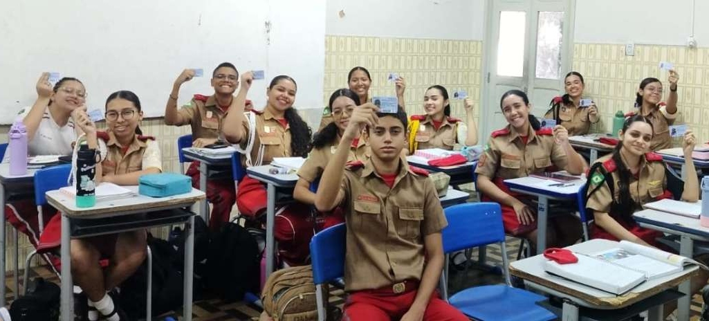 Alunos do Colégio Militar do Corpo de Bombeiros Escritora Rachel de Queiroz recebem nova carteira estudantil
