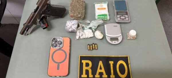 CPRaio da PMCE apreende pistola, drogas e celular com registro de roubo no Pici