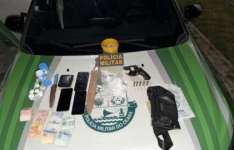 PMCE captura dupla com arma de fogo e drogas durante ação em Assaré