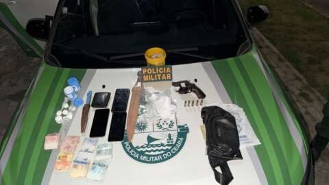 PMCE captura dupla com arma de fogo e drogas durante ação em Assaré