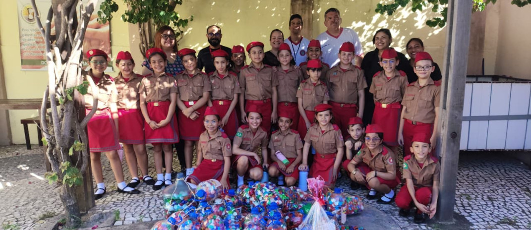 Alunos do Colégio dos Bombeiros doam trinta mil tampinhas ao Lar Torres de Melo