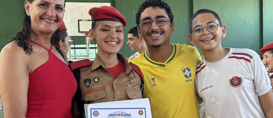 Colégio dos Bombeiros festeja promoção de alunos por desempenho e liderança