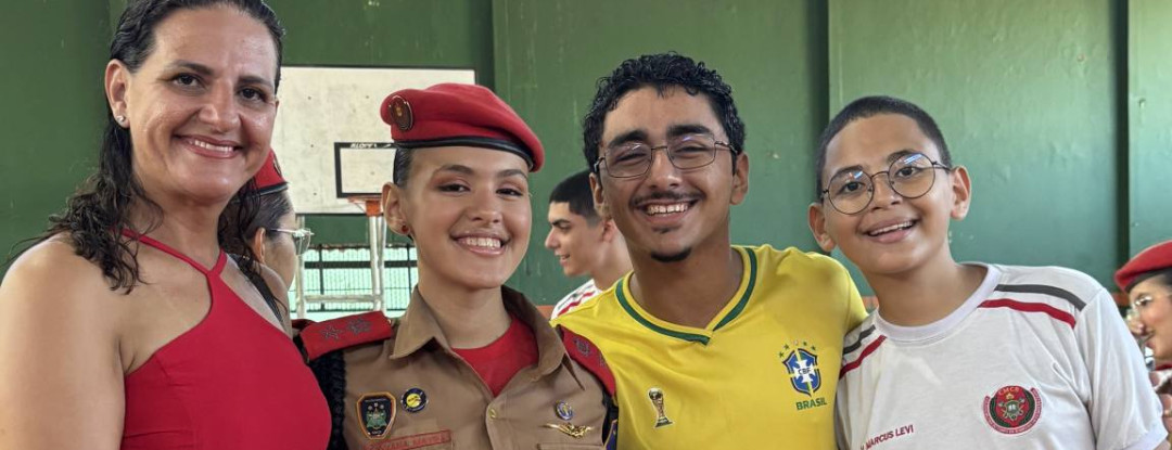 Colégio dos Bombeiros festeja promoção de alunos por desempenho e liderança