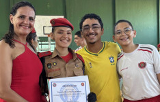Colégio dos Bombeiros festeja promoção de alunos por desempenho e liderança