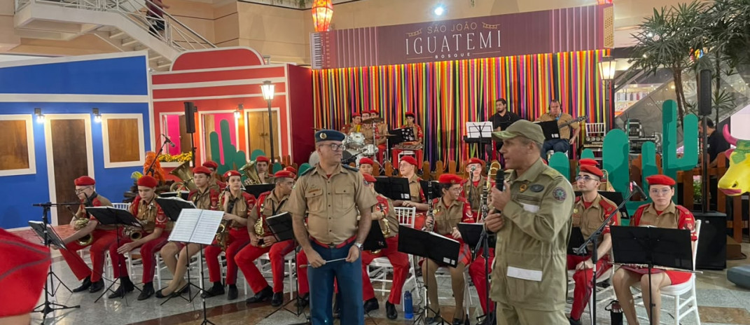 Banda do Colégio Militar do Corpo de Bombeiros faz apresentação em shopping na Capital