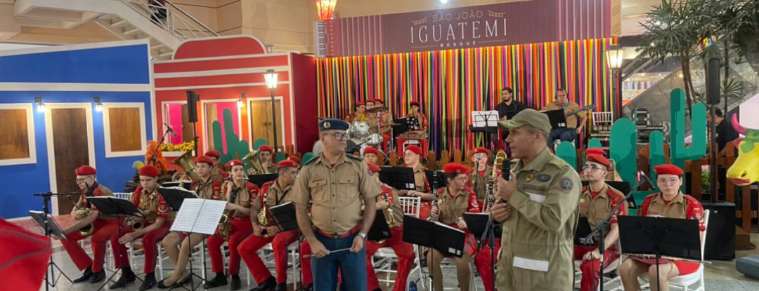 Banda do Colégio Militar do Corpo de Bombeiros faz apresentação em shopping na Capital