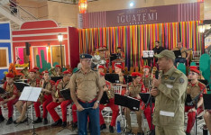 Banda do Colégio Militar do Corpo de Bombeiros faz apresentação em shopping na Capital