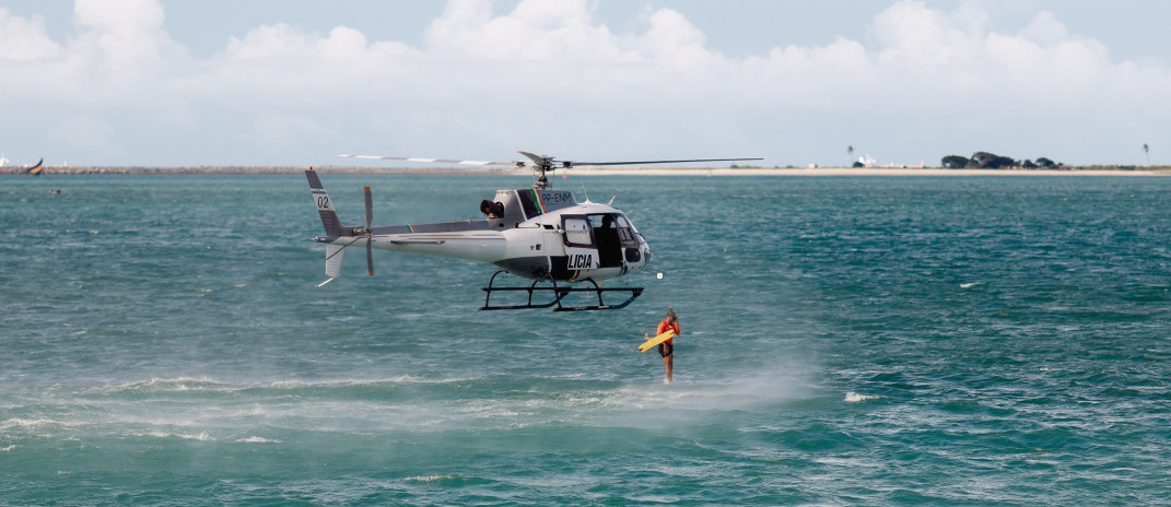 Em ação conjunta, Ciopaer/SSPDS e CBMCE localizam e resgatam kitesurfista à deriva no mar em Caucaia
