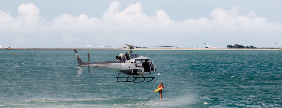 Em ação conjunta, Ciopaer/SSPDS e CBMCE localizam e resgatam kitesurfista à deriva no mar em Caucaia