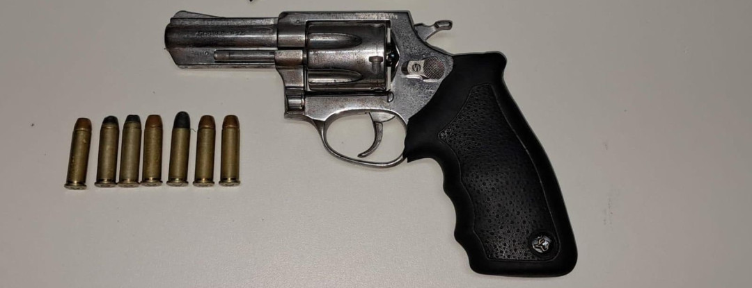 Suspeito de homicídios em Fortaleza é preso pela PCCE em posse de arma em Maracanaú