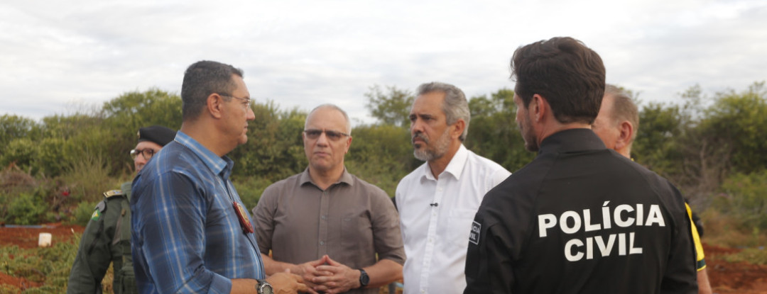 Governador Elmano de Freitas vistoria destruição de drogas encontradas em fazenda de Acopiara