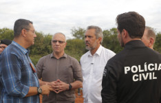 Governador Elmano de Freitas vistoria destruição de drogas encontradas em fazenda de Acopiara
