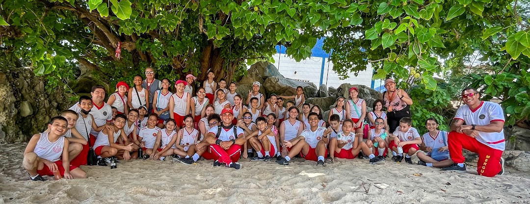 Alunos do Colégio do Corpo de Bombeiros aprendem sobre sustentabilidade na Praia da Leste-Oeste
