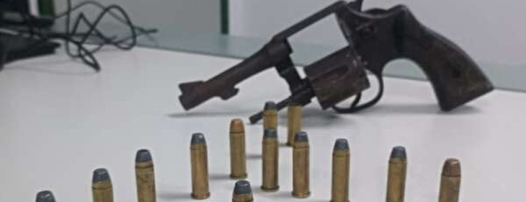 Polícia Militar prende suspeito em flagrante com arma de fogo e munições no bairro Vila Velha