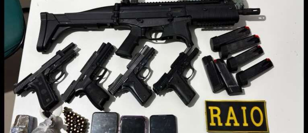 Polícia Militar captura trio em flagrante e apreende cinco armas de fogo, 60 munições e drogas em Senador Pompeu