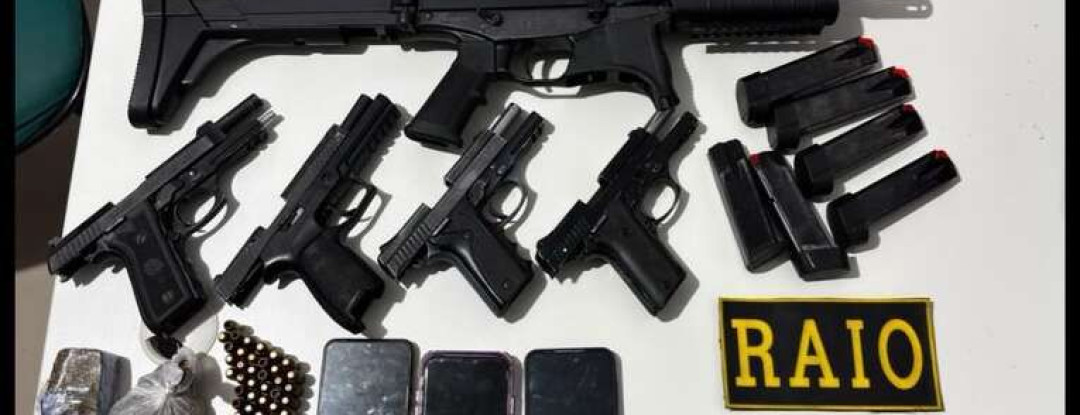 Polícia Militar captura trio em flagrante e apreende cinco armas de fogo, 60 munições e drogas em Senador Pompeu