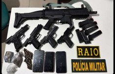 Polícia Militar captura trio em flagrante e apreende cinco armas de fogo, 60 munições e drogas em Senador Pompeu