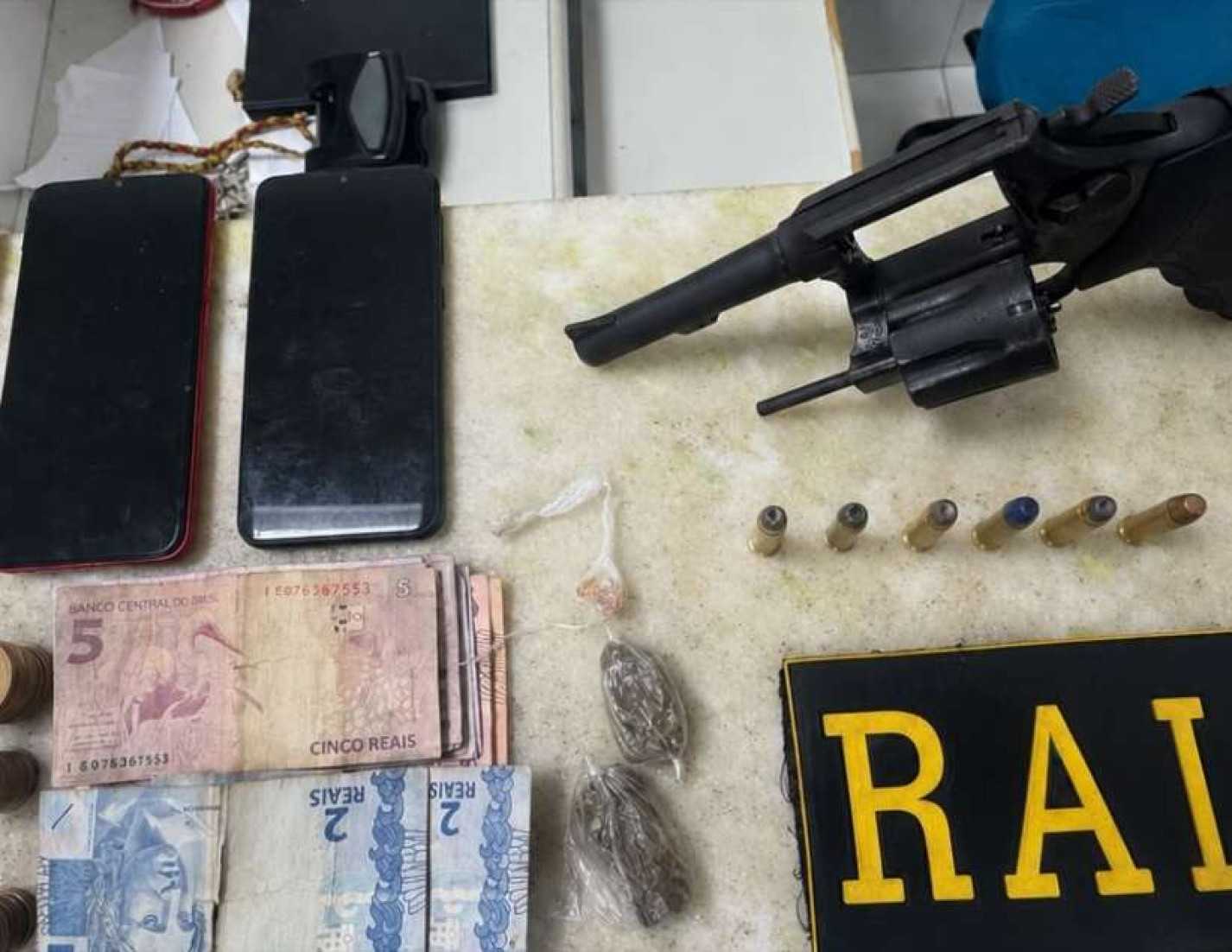 Polícia Militar prende casal com drogas e arma de fogo em Boa Viagem
