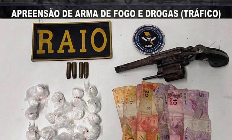 PMCE prende dupla e apreende arma, munições e drogas durante ação em Paraipaba