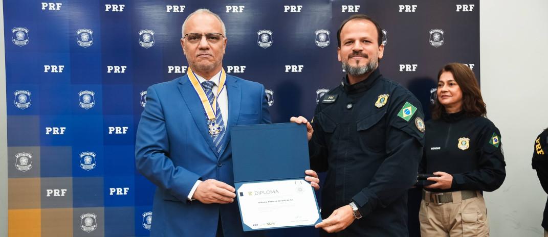 Durante solenidade, secretário da SSPDS recebe a mais alta honraria da Polícia Rodoviária Federal