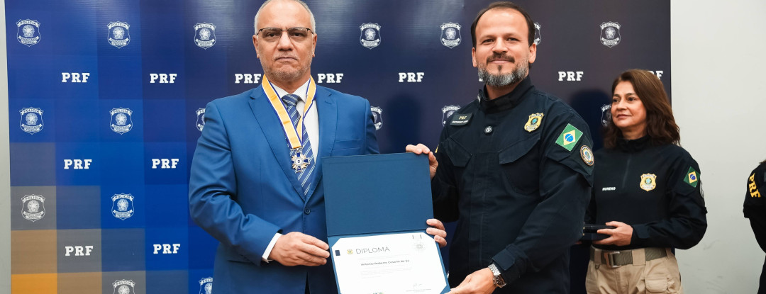 Durante solenidade, secretário da SSPDS recebe a mais alta honraria da Polícia Rodoviária Federal