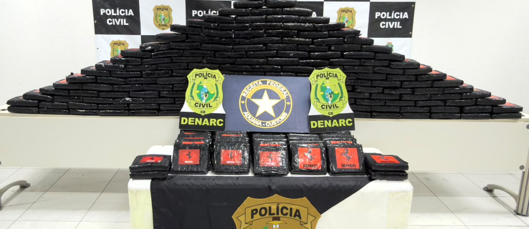 Durante ação integrada, PCCE e Receita Federal apreendem 264 kg de drogas escondidas em potes de açaí em Fortaleza