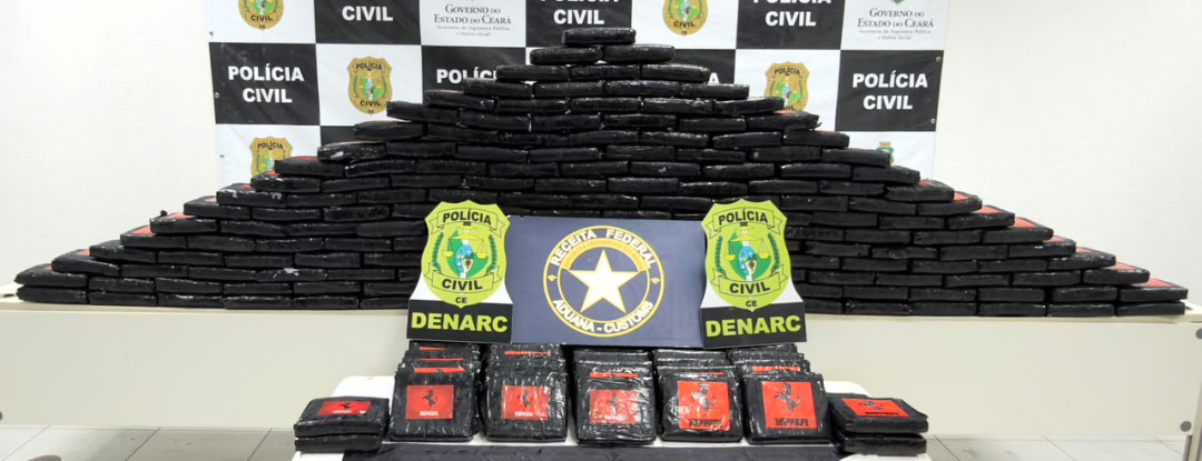 Durante ação integrada, PCCE e Receita Federal apreendem 264 kg de drogas escondidas em potes de açaí em Fortaleza