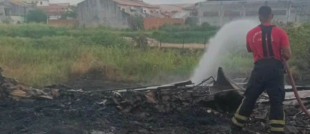 Corpo de Bombeiros do Ceará debela incêndio em área de reciclagem na Capital