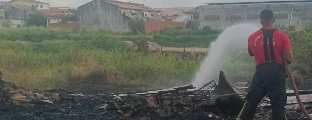 Corpo de Bombeiros do Ceará debela incêndio em área de reciclagem na Capital
